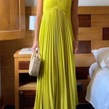 Katrina – Maxi abito con design a spalle scoperte, allacciatura e gonna plissettata