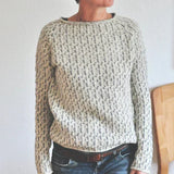 Victoria – Élégant pull gris à encolure dégagée