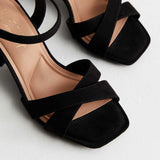Sandales à talon carré en velours noir et coupe large en 2 parties | New Look